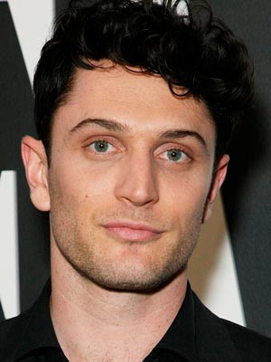 Колин Вуделл в роли Ксандера Филлипса