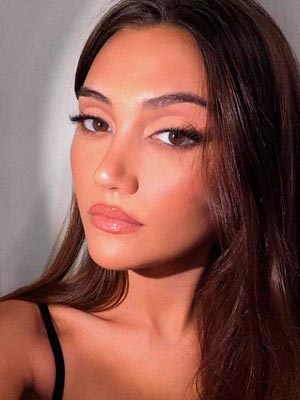 Даниэла Нивз в роли Камилы Перес